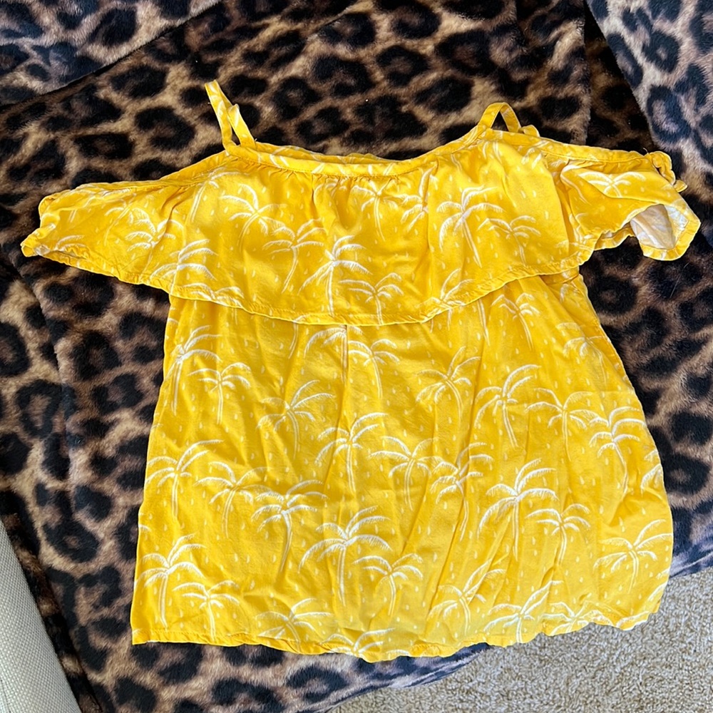 Cold shoulder tee